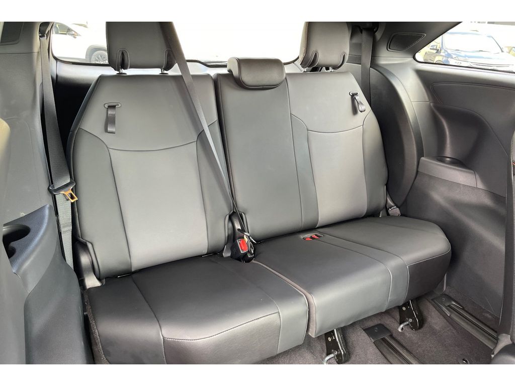 2022 Toyota Sienna XSE photo 17