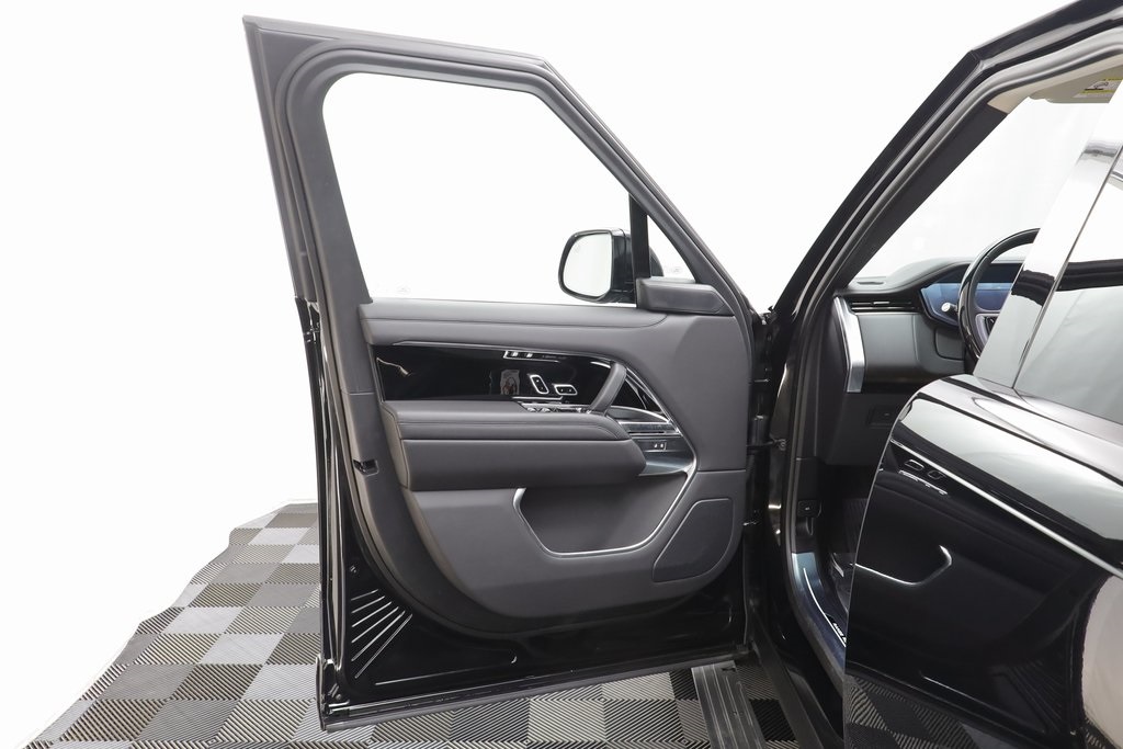 2025 Land Rover Range Rover SE photo 5