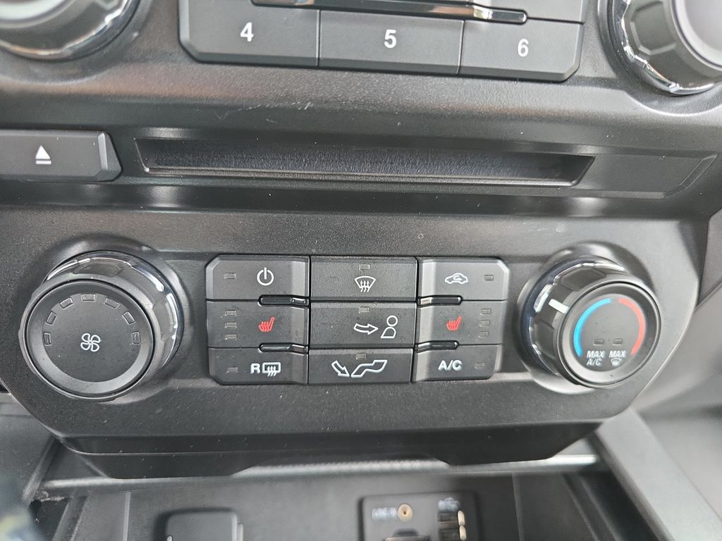 2015 Ford F-150 XLT photo 17