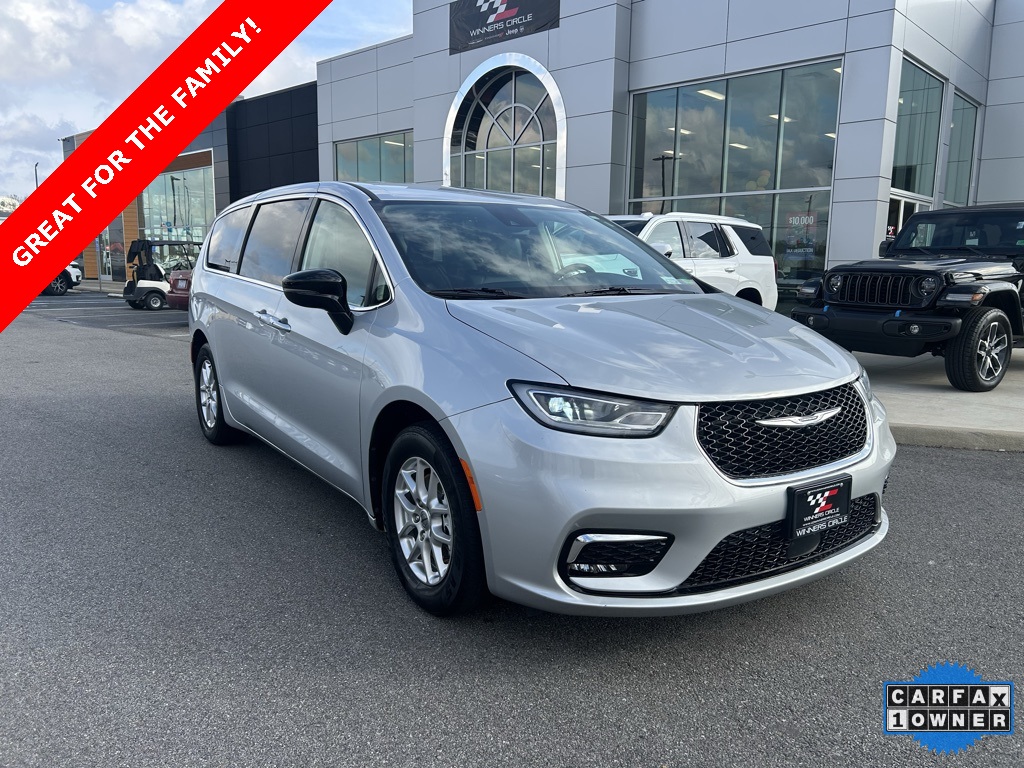 2024 Chrysler Pacifica Touring L's photo