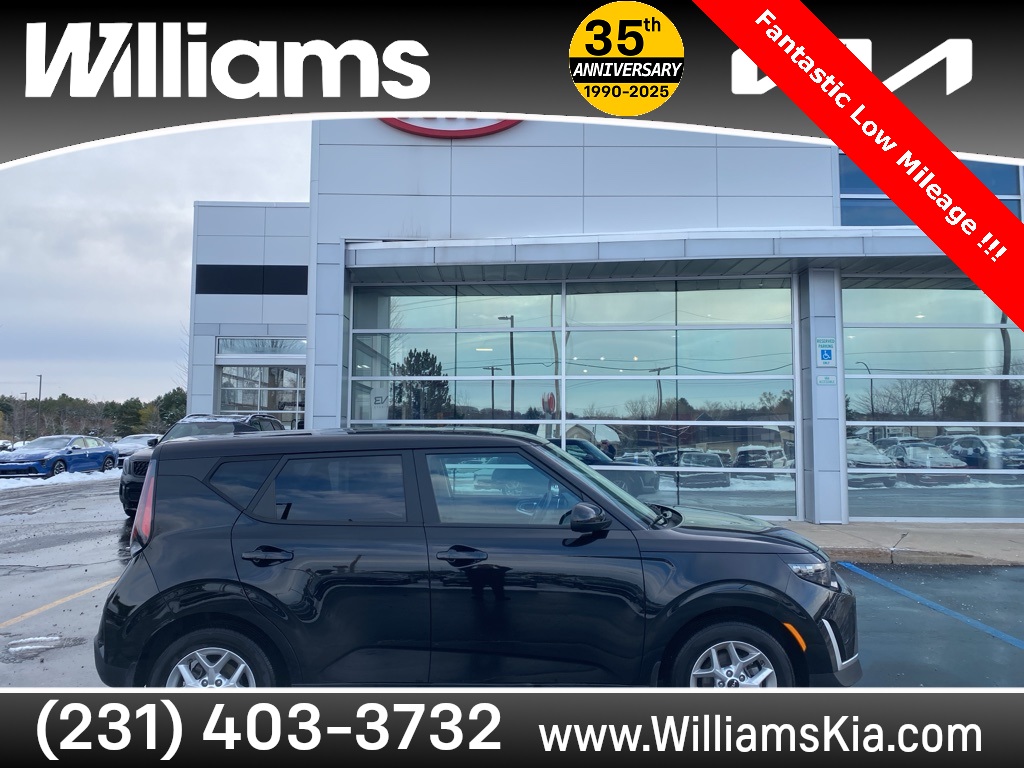 2023 Kia Soul LX's photo