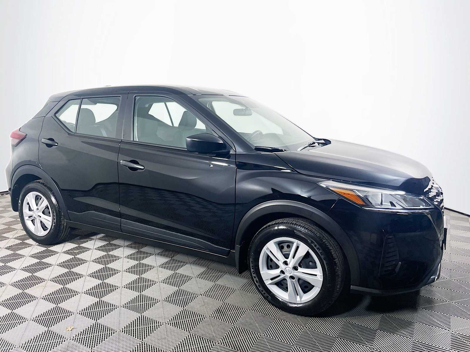 2024 Nissan Kicks S photo 3