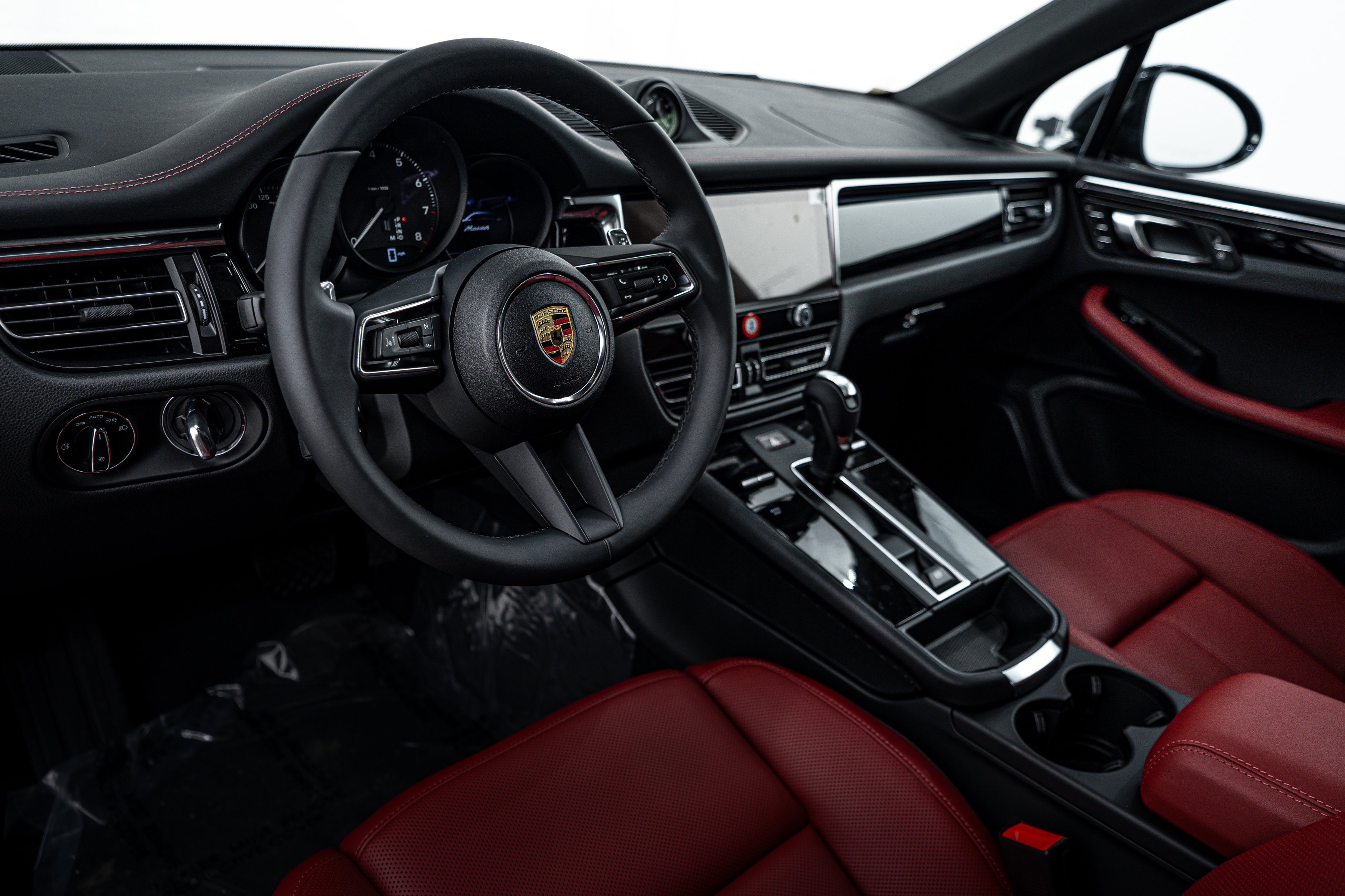2025 Porsche Macan T photo 4