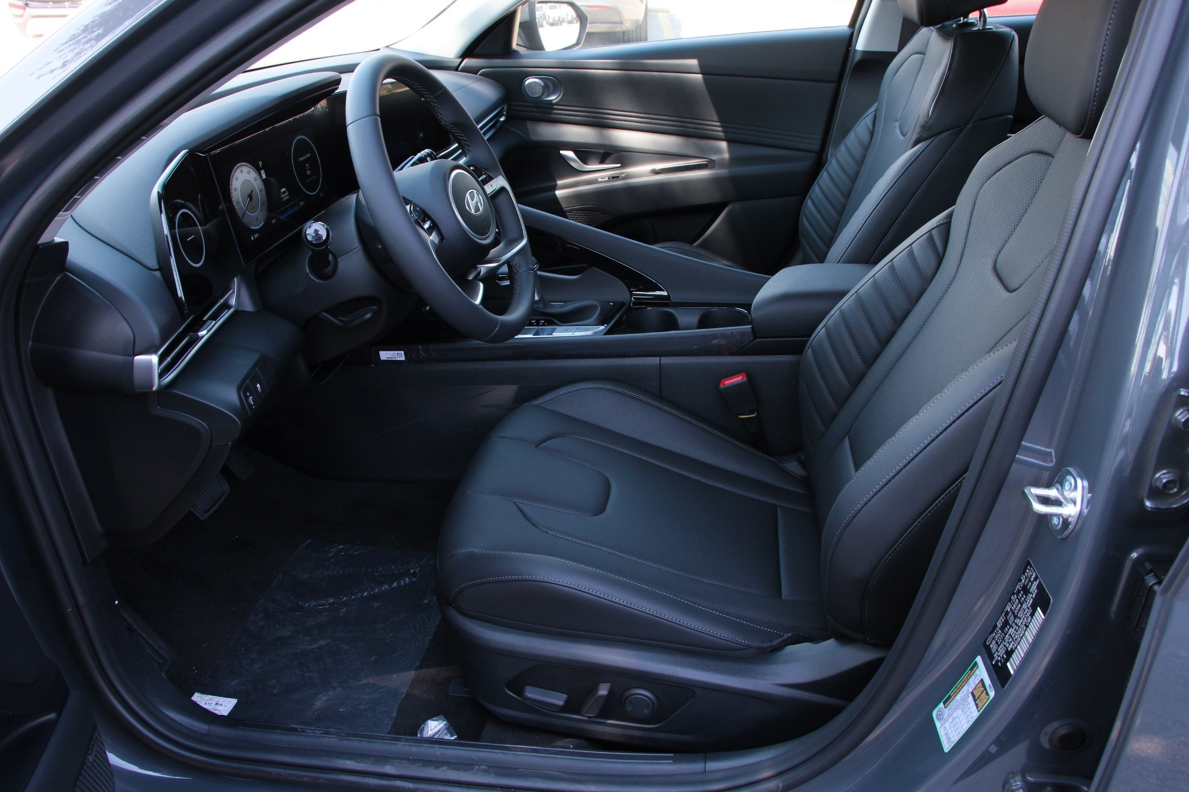 2025 Hyundai Elantra Limited photo 9