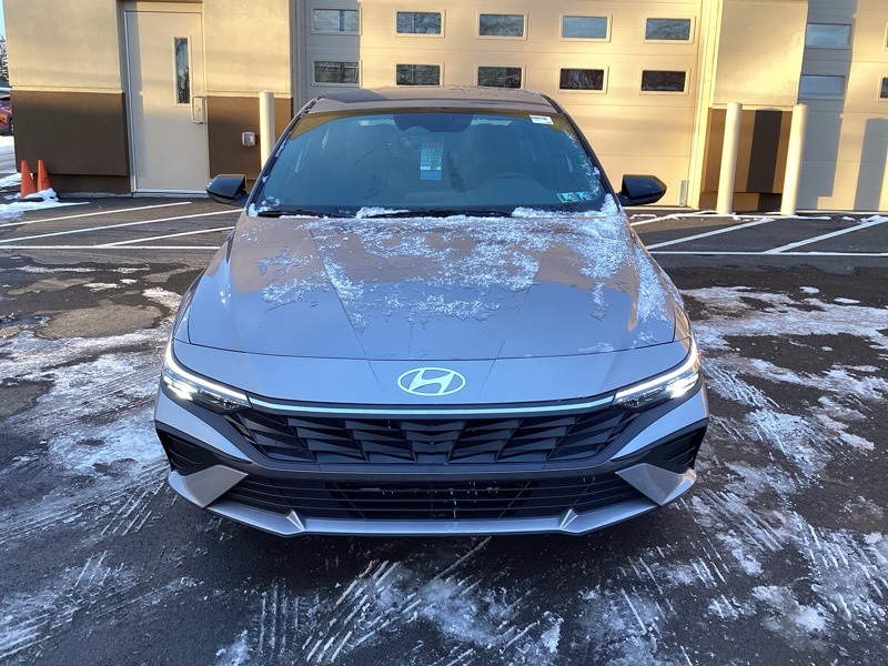 2025 Hyundai Elantra SEL Sport photo 2