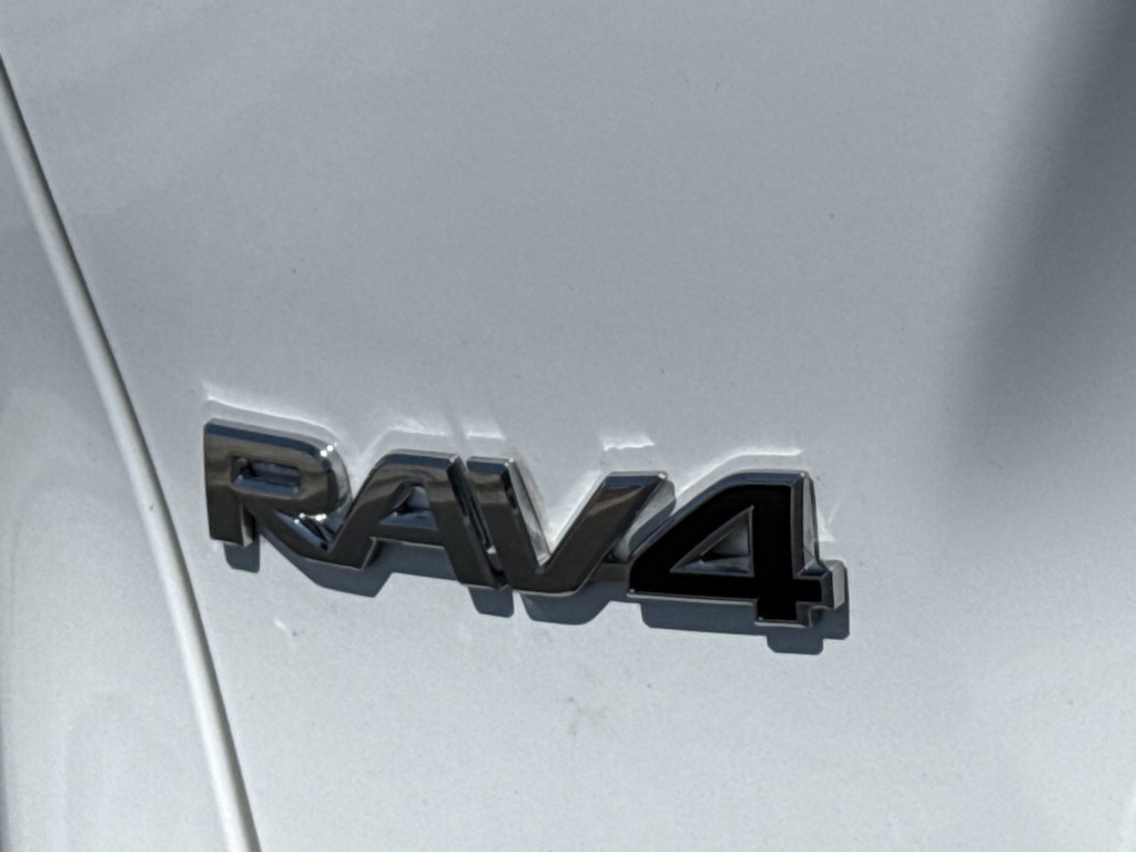 2023 Toyota RAV4 Hybrid XLE photo 12