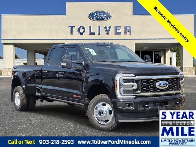 2025 Ford F-350 Super Duty Platinum's photo