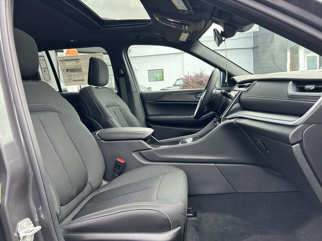 2025 Jeep Grand Cherokee Laredo X photo 28