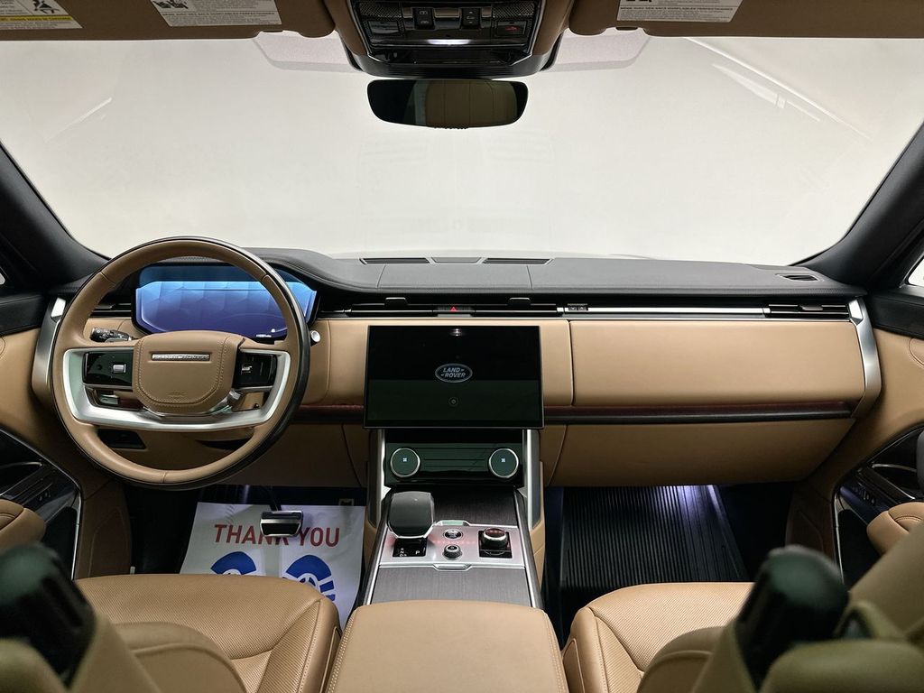 2023 Land Rover Range Rover SE photo 9