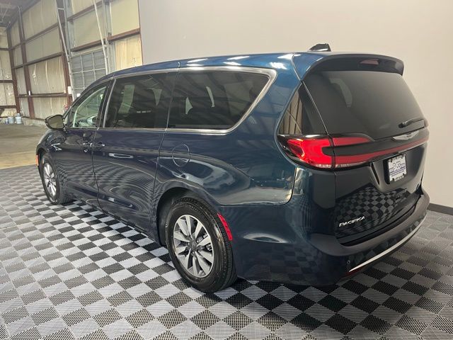 2024 Chrysler Pacifica Hybrid photo 3