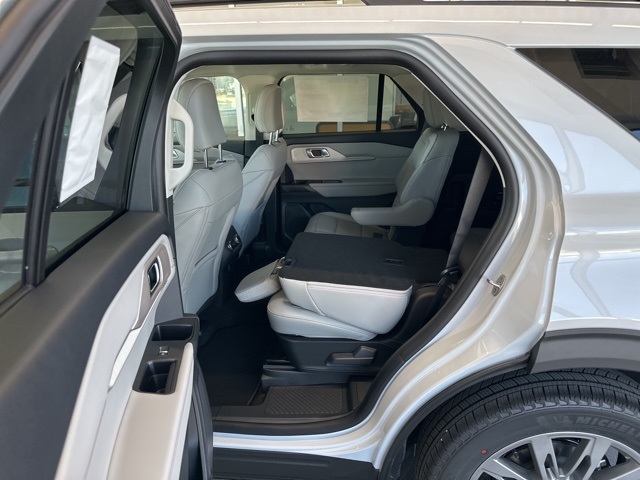 2025 Ford Explorer photo 31