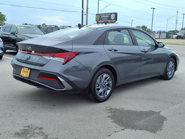 2024 Hyundai Elantra SEL photo 3