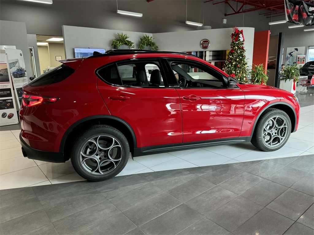 2025 Alfa Romeo Stelvio Sprint photo 2
