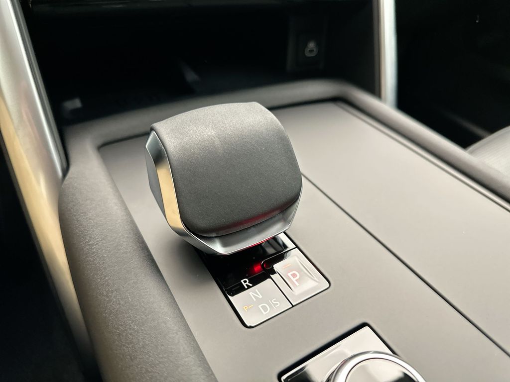 2025 Land Rover Discovery S photo 10