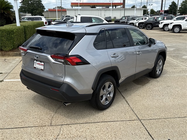 2024 Toyota RAV4 Hybrid XLE photo 3