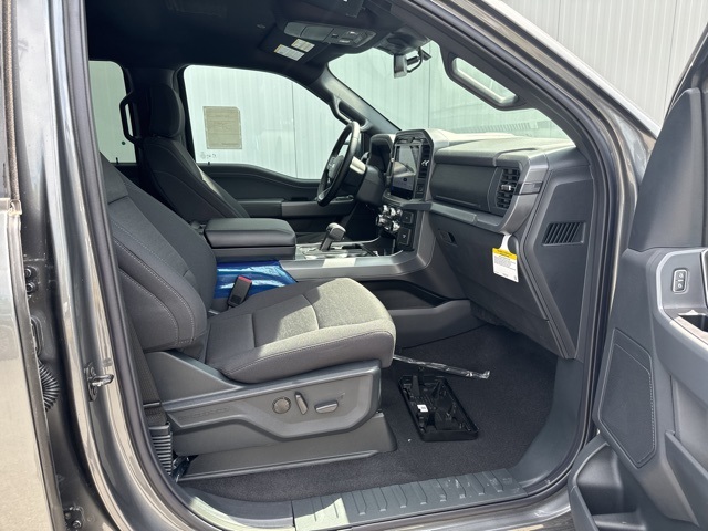 2025 Ford F-150 XLT photo 2