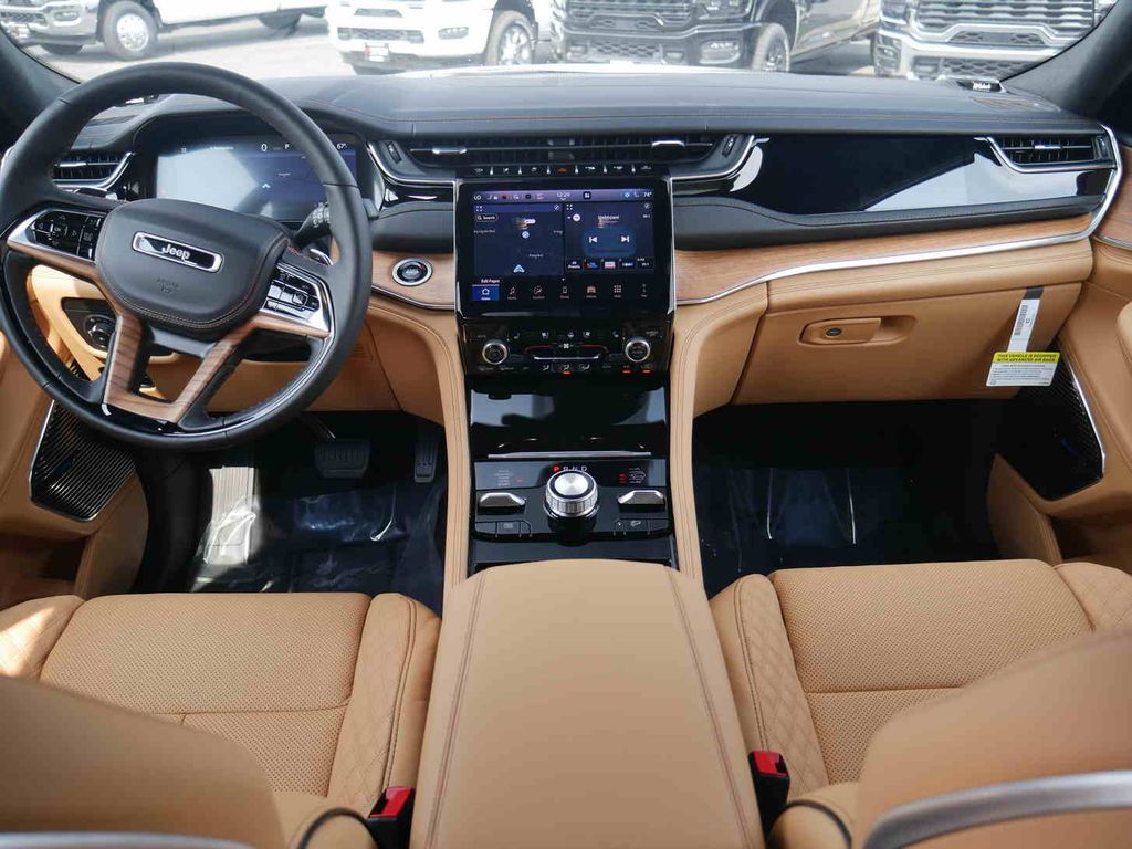 2025 Jeep Grand Cherokee Summit photo 2
