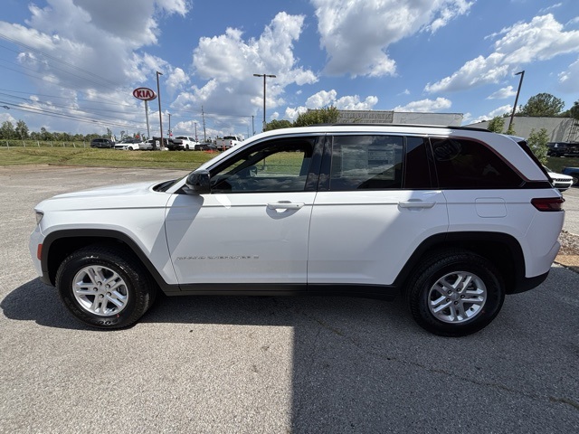 2025 Jeep Grand Cherokee Laredo photo 3