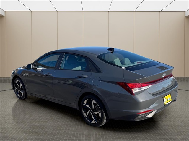 2023 Hyundai Elantra SEL photo 4
