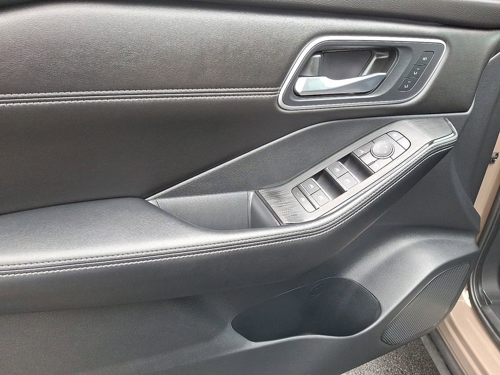 2024 Nissan Rogue Platinum photo 12
