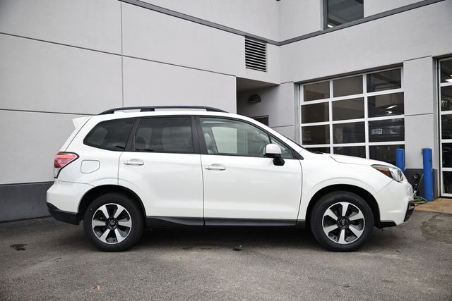 2017 Subaru Forester 2.5i Premium photo 3