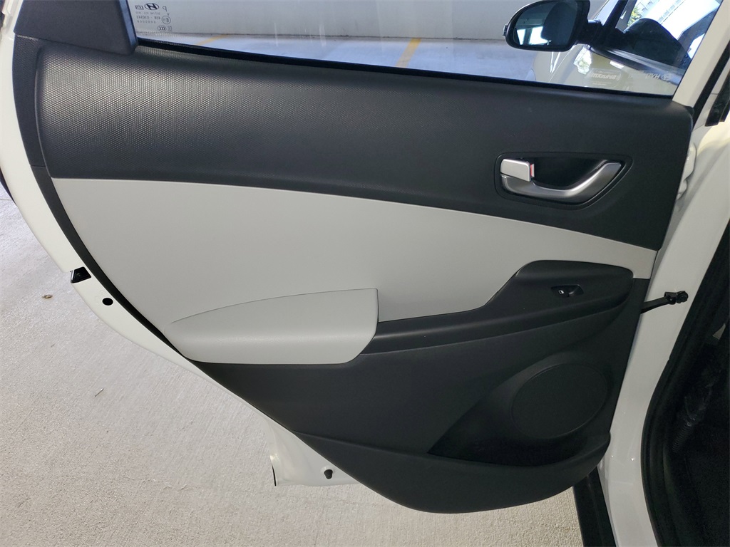 2023 Hyundai Kona SEL photo 4