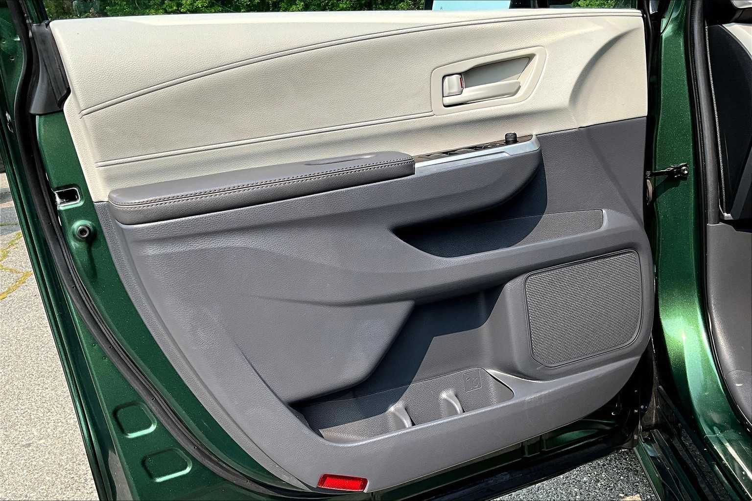 2024 Toyota Sienna LE photo 20
