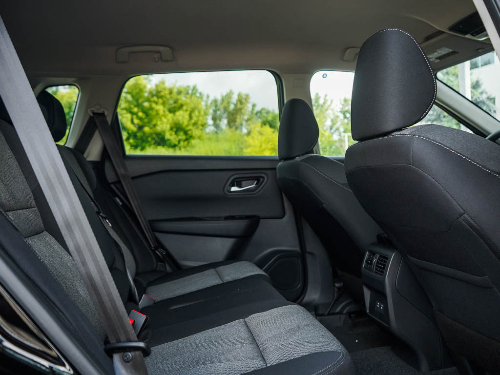 2026 Nissan Rogue SV photo 12