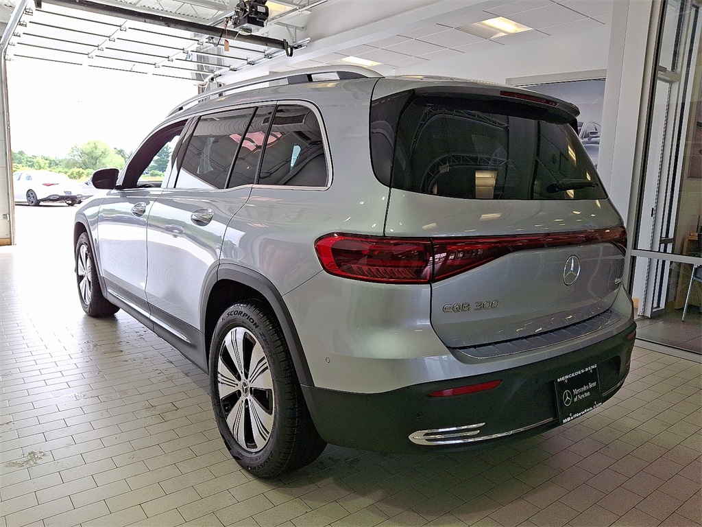 2025 Mercedes Benz EQB 300 4MATIC photo 2