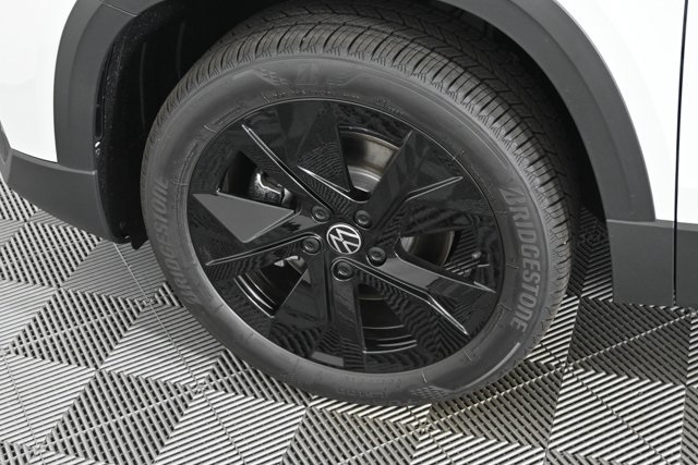 2025 Volkswagen Taos SE photo 4