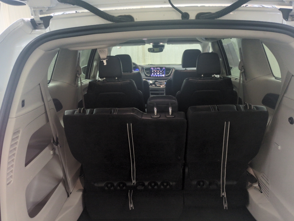2022 Chrysler Pacifica Touring L photo 7