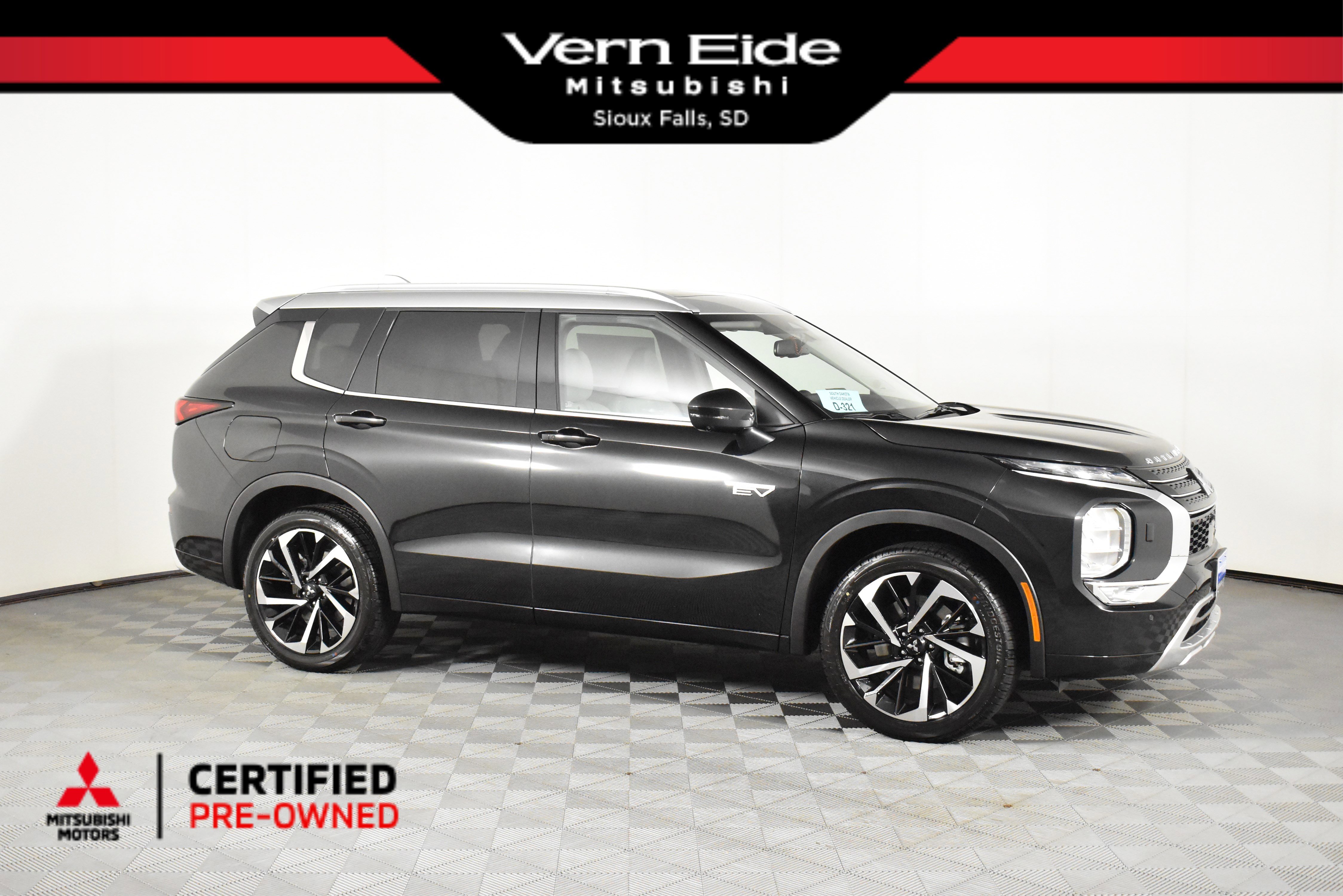 2025 Mitsubishi Outlander Plug-in Hybrid Platinum Edition's photo