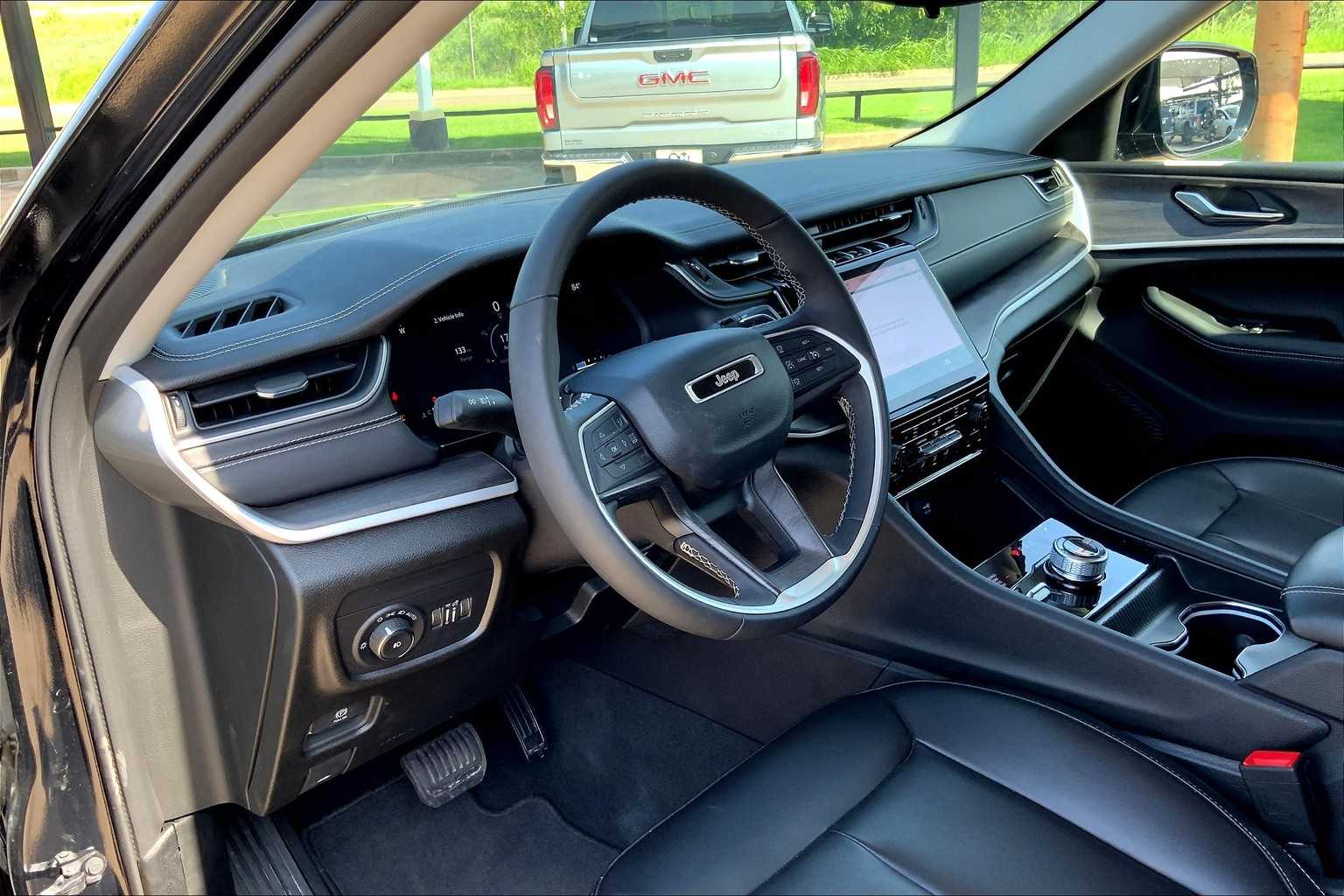 2024 Jeep Grand Cherokee Sport photo 13