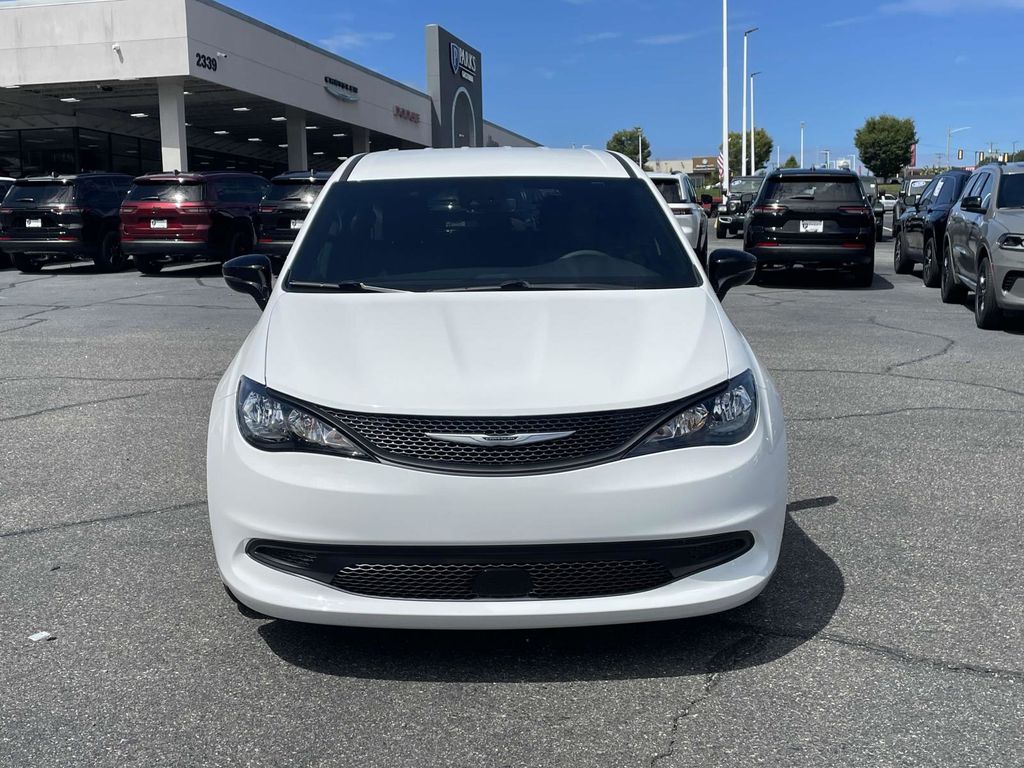 2025 Chrysler Voyager LX photo 2