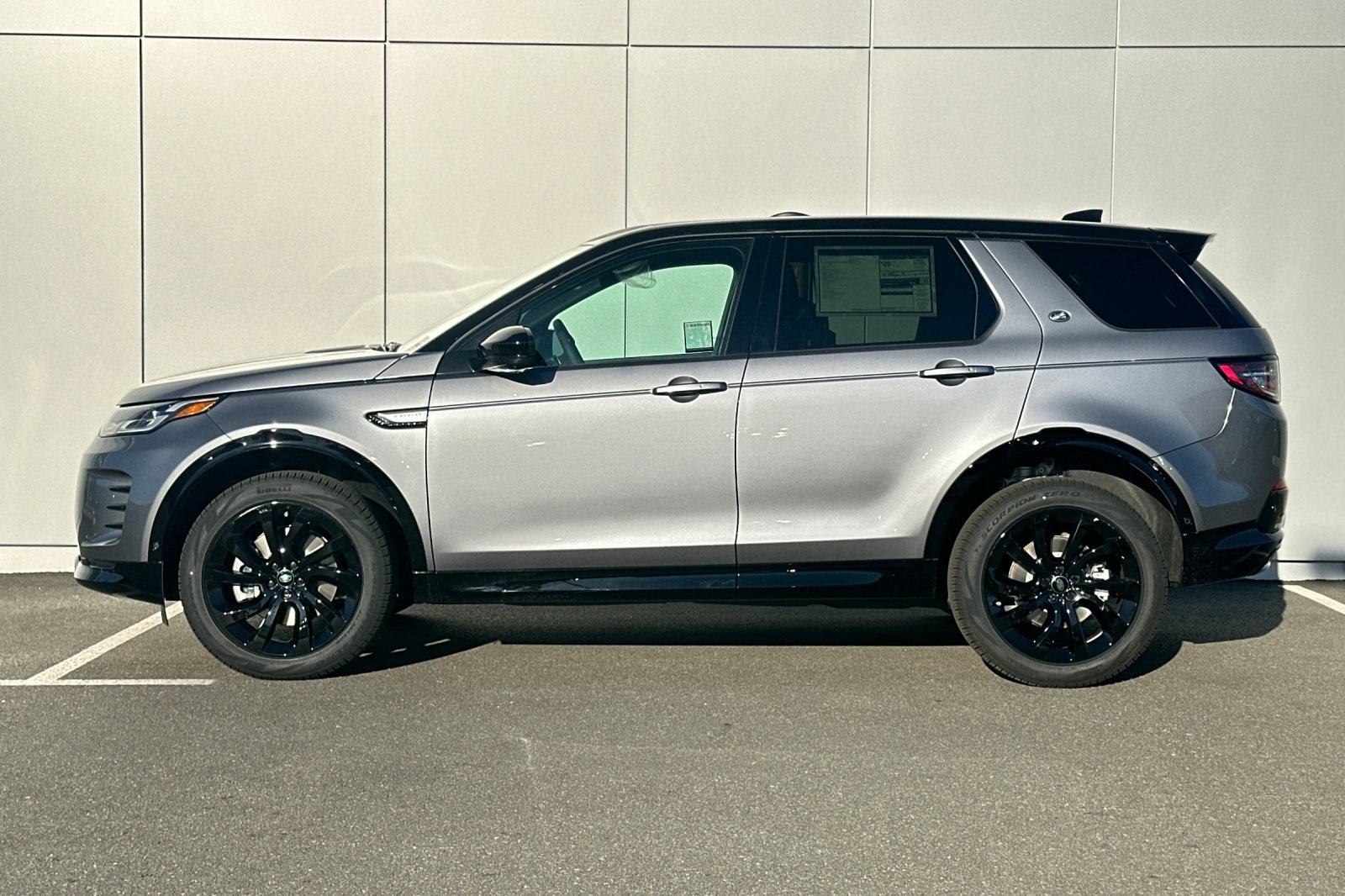 2025 Land Rover Discovery Sport SE photo 3