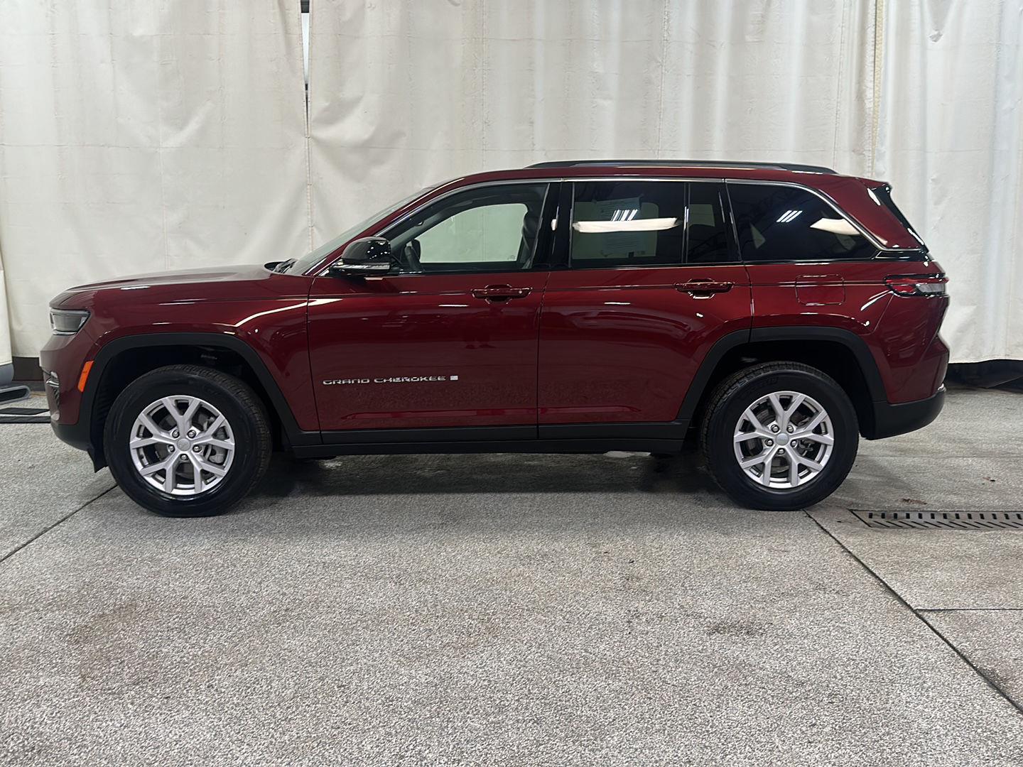Used 2022 Jeep Grand Cherokee Limited with VIN 1C4RJHBGXN8633630 for sale in Waconia, Minnesota
