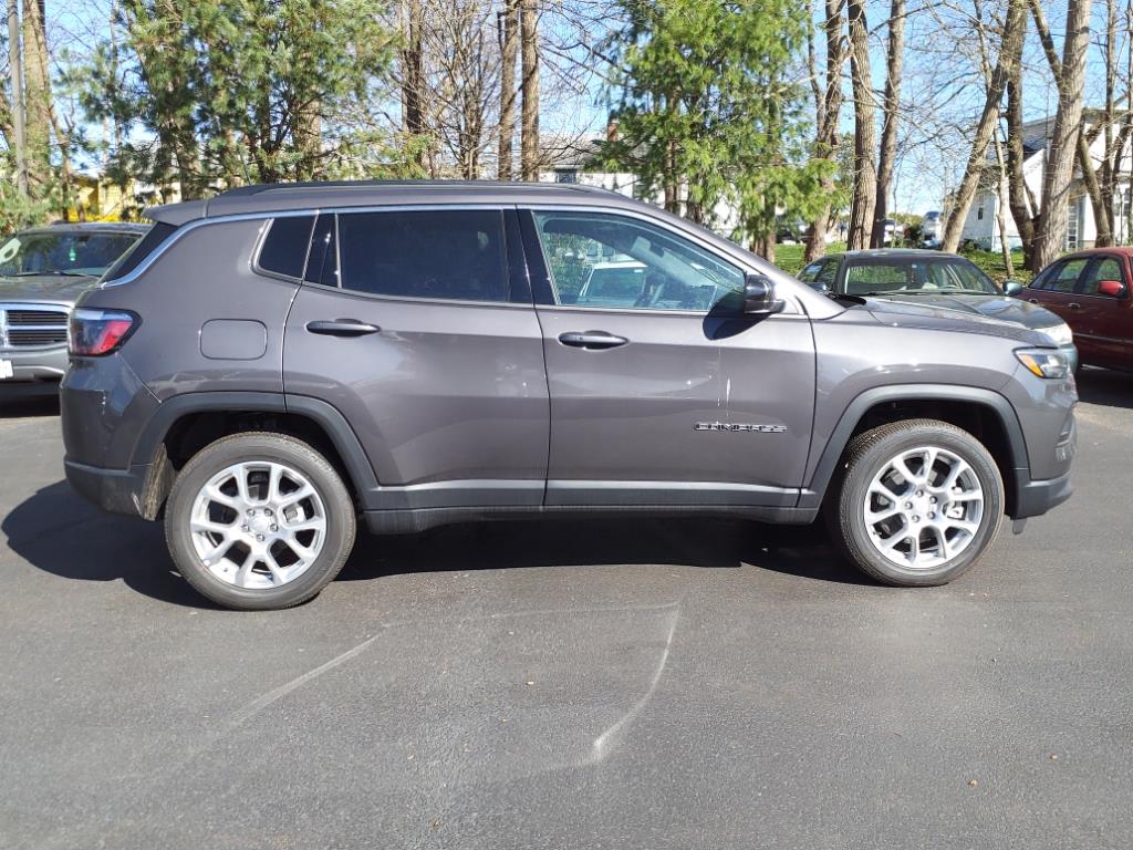 2024 Jeep Compass Latitude Lux photo 8
