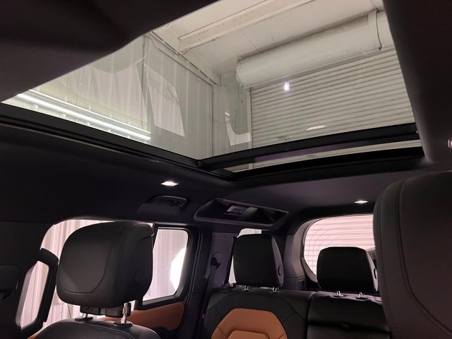 2024 Land Rover Defender 110 X-Dynamic SE photo 25