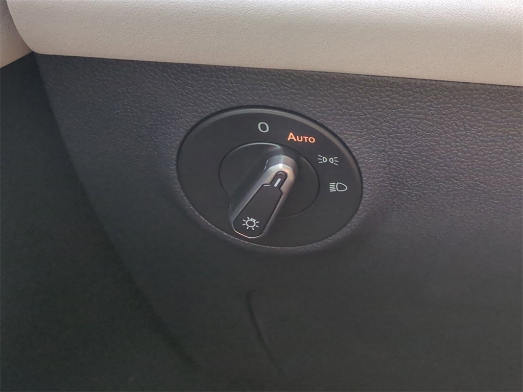 2025 Volkswagen Taos SE photo 16