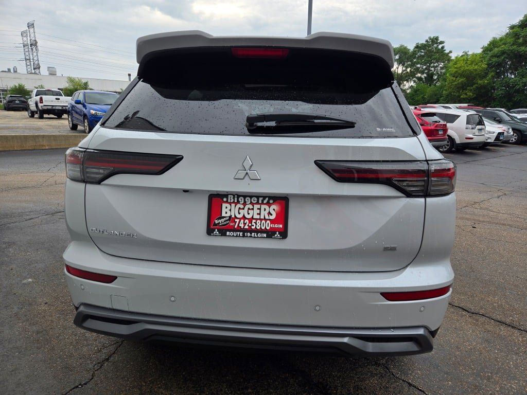 2025 Mitsubishi Outlander SE photo 4