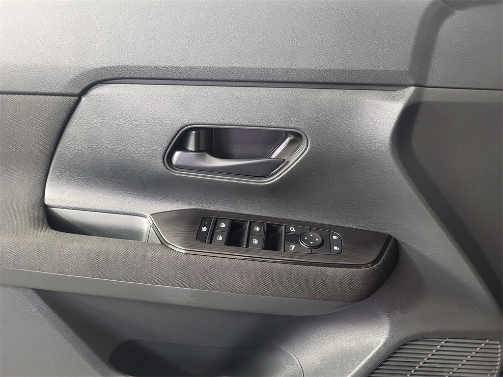 2025 Nissan Kicks S photo 4