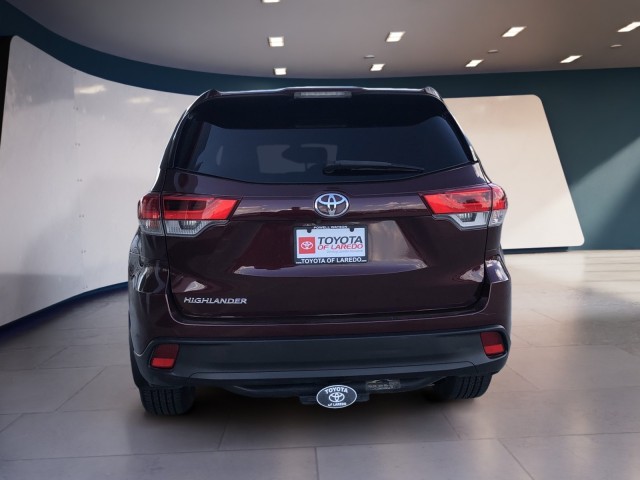 2018 Toyota Highlander LE photo 2