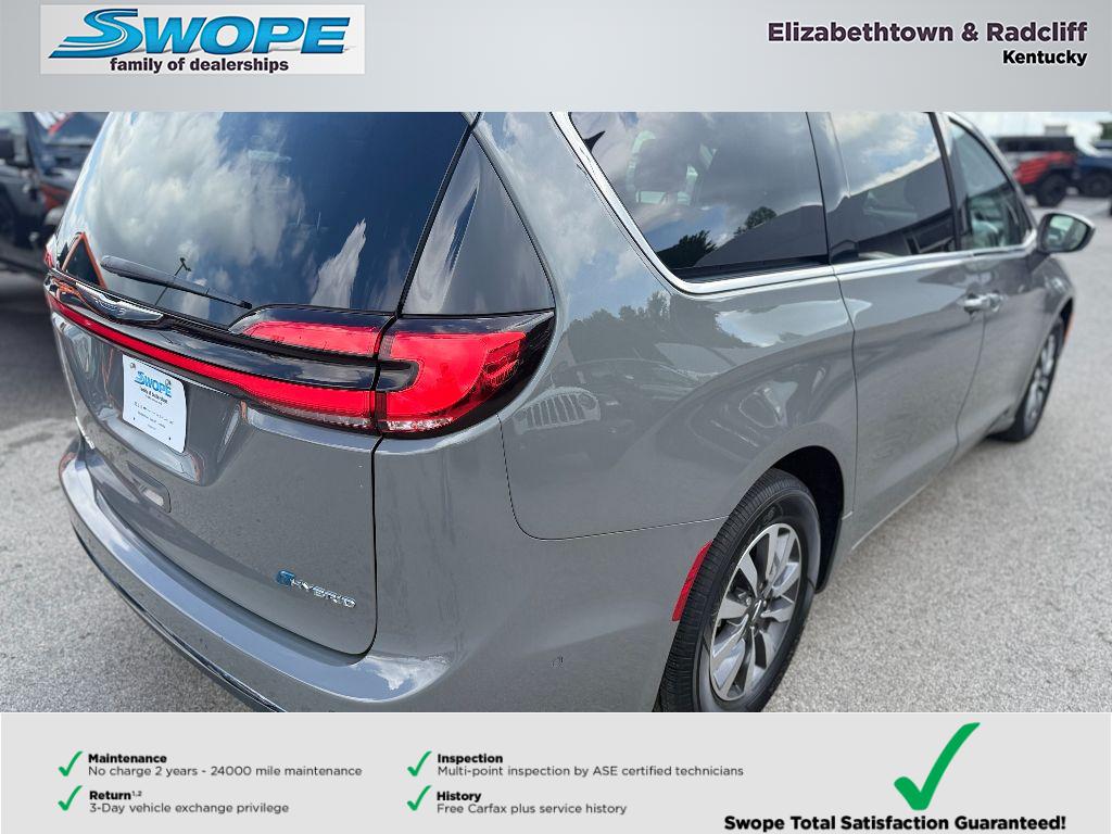 2021 Chrysler Pacifica Hybrid Touring L photo 3