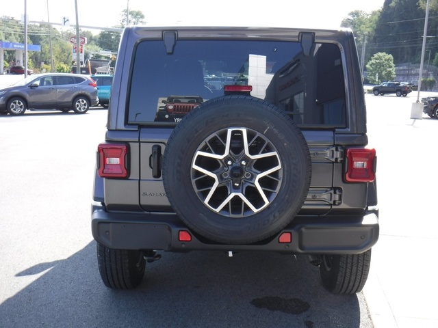 2025 Jeep Wrangler Sahara photo 9