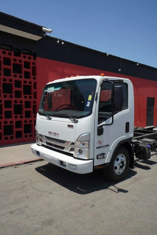 2024 Isuzu NPR photo 4
