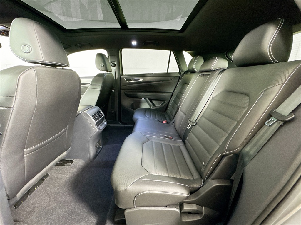 2025 Volkswagen Atlas Cross Sport SEL R-Line photo 12