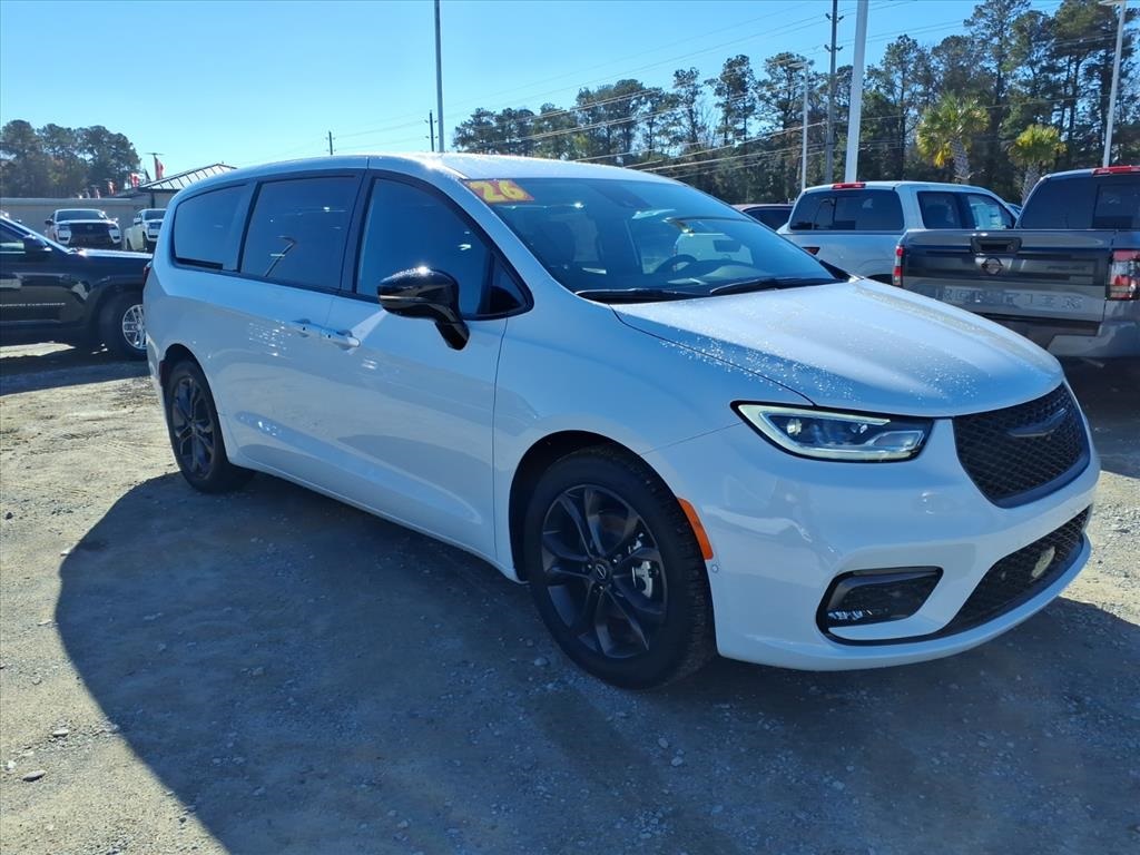 2026 Chrysler Pacifica Select's photo