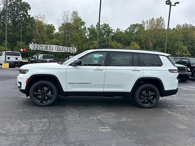 2025 Jeep Grand Cherokee Laredo Altitude photo 3