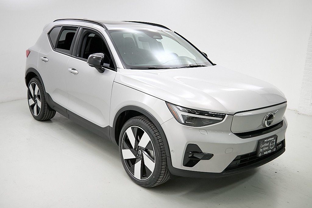 2023 VOLVO XC40 - Image 3
