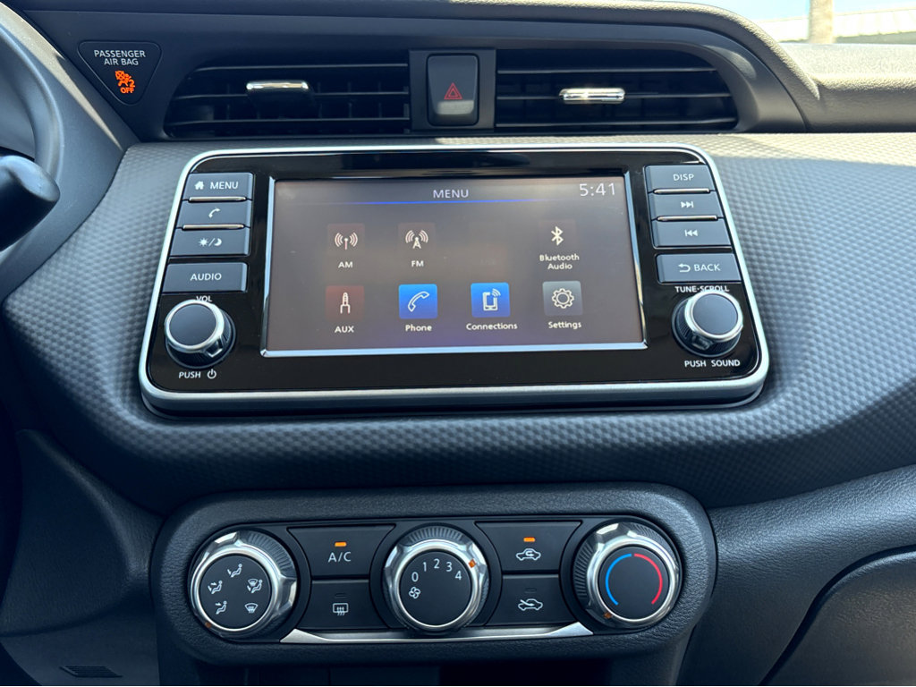 2025 Nissan Kicks Play S photo 2